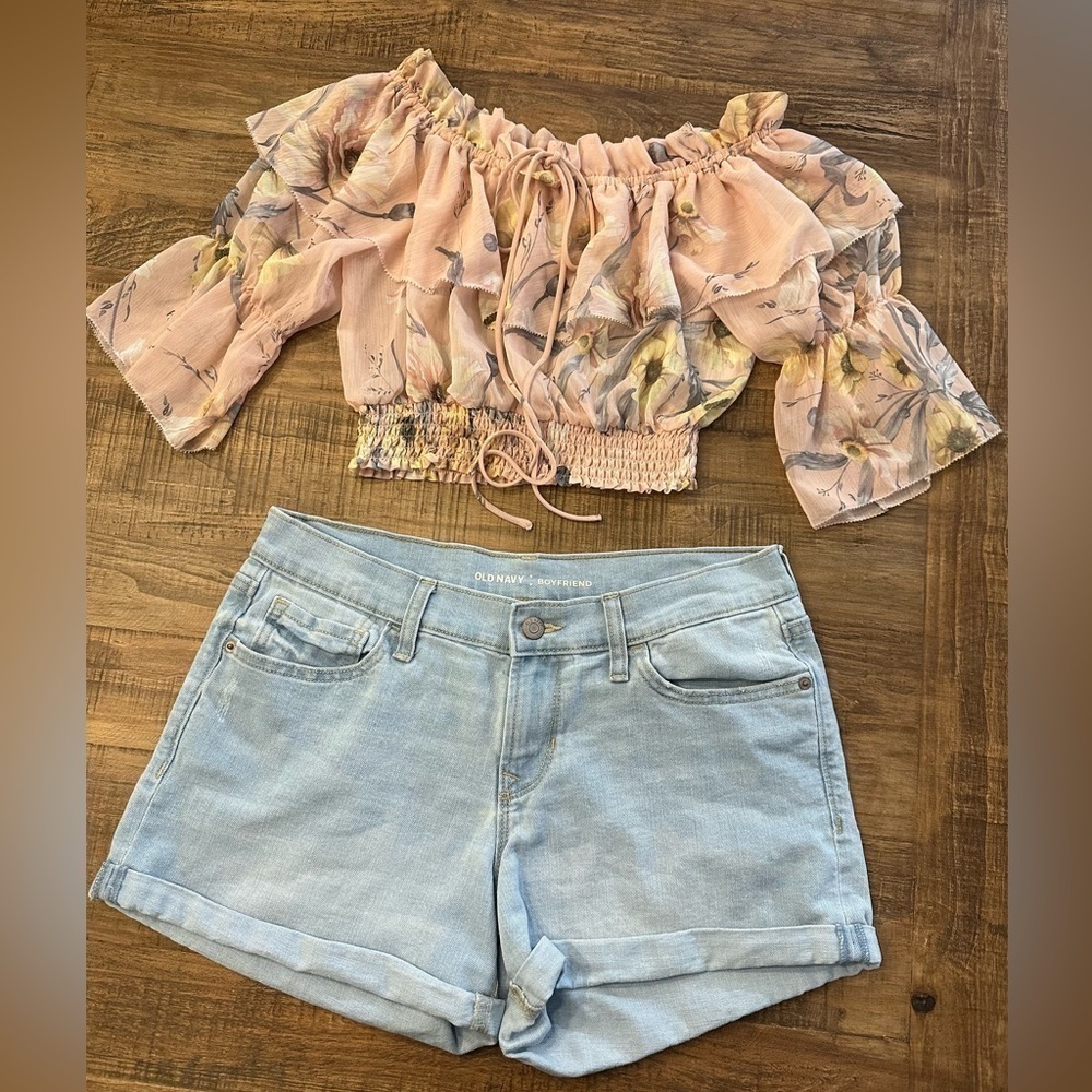 Old Navy Mid-Rise Slightly Distressed Boyfriend Jean shorts 3-inch inseam